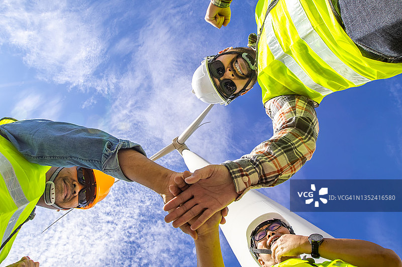 风力涡轮机利用风力发电，为环境创造清洁能源图片素材