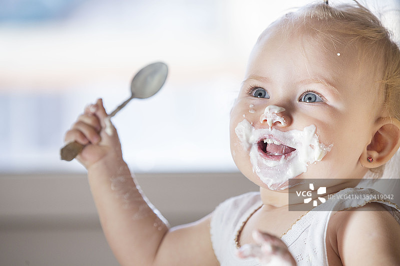 吃农家奶酪的女孩图片素材