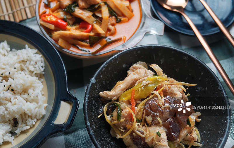 红咖喱竹笋炒姜配米饭图片素材