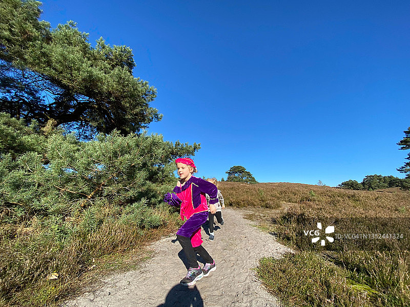 孩子们在荒地上玩耍图片素材