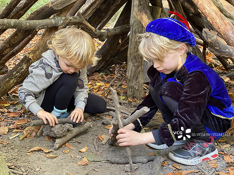 儿童搭建小屋图片素材