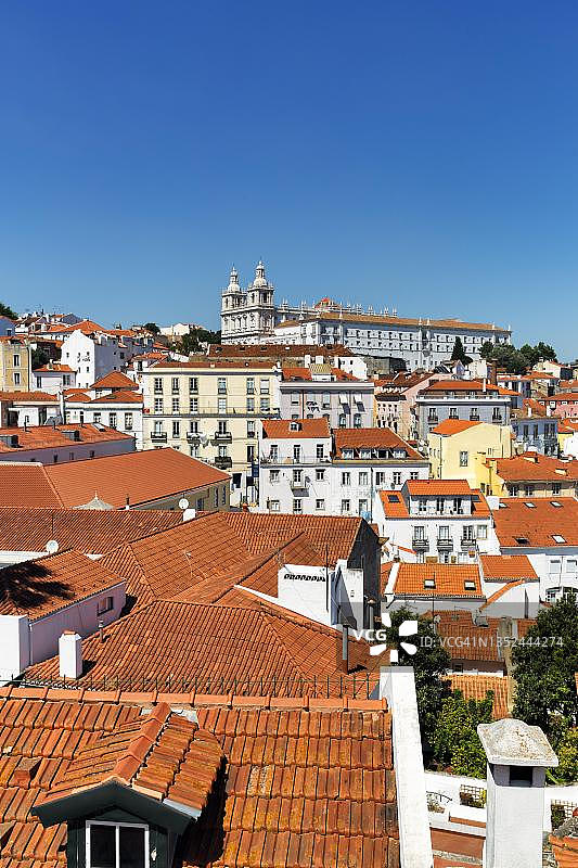 葡萄牙里斯本老城区景色：圣维森特外观教堂与阿尔法玛区图片素材