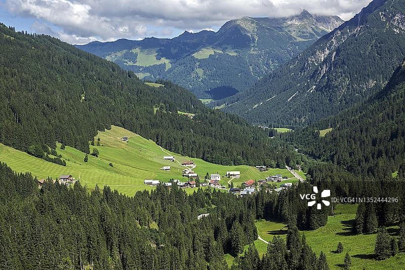 奥地利弗拉尔贝格阿尔卑斯山巴德小瓦尔泽塔尔后方景色图片素材