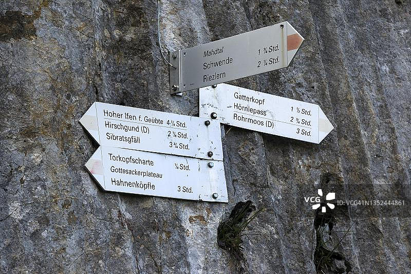 在奥地利福拉尔贝格州克莱因瓦尔塞塔尔里兹勒恩附近的温德萨特尔的徒步旅行标志柱图片素材