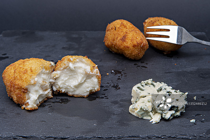 蓝纹奶酪炸丸子，搭配石板盘图片素材