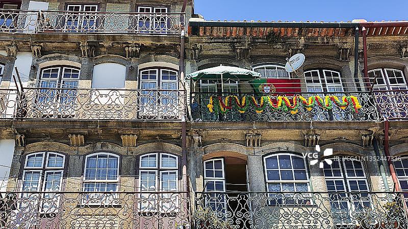 葡萄牙波尔图老城区里贝拉的传统阳台房屋与花环图片素材