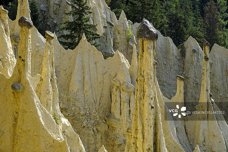 普拉特纳土堆金字塔，位于意大利南蒂罗尔普斯特山谷佩尔卡附近的奥伯维伦巴赫图片素材