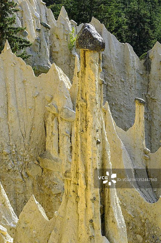 普拉特纳土堆金字塔,位于意大利南蒂罗尔普斯特山谷佩尔卡附近的奥伯维伦巴赫图片素材