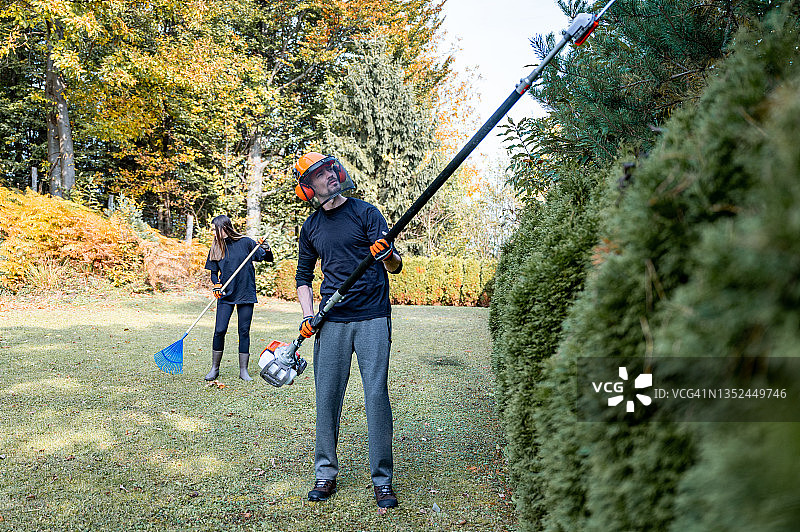 年轻夫妇在花园工作图片素材