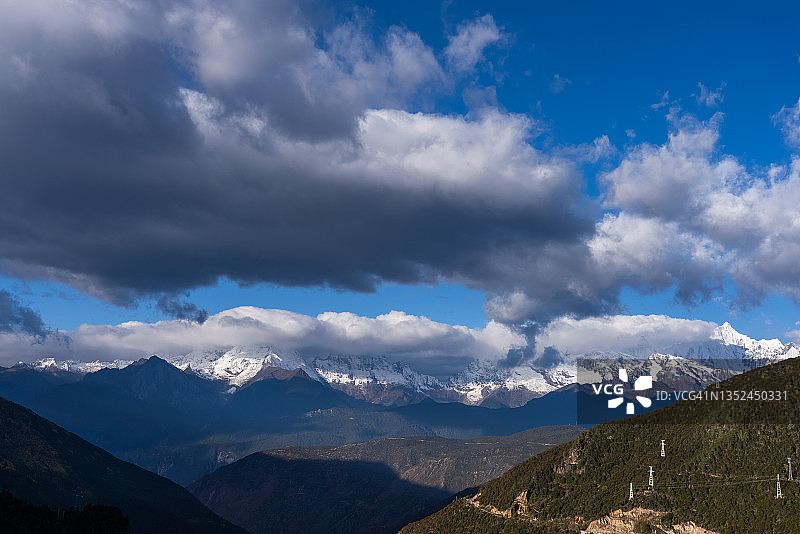 梅里雪山和云图片素材