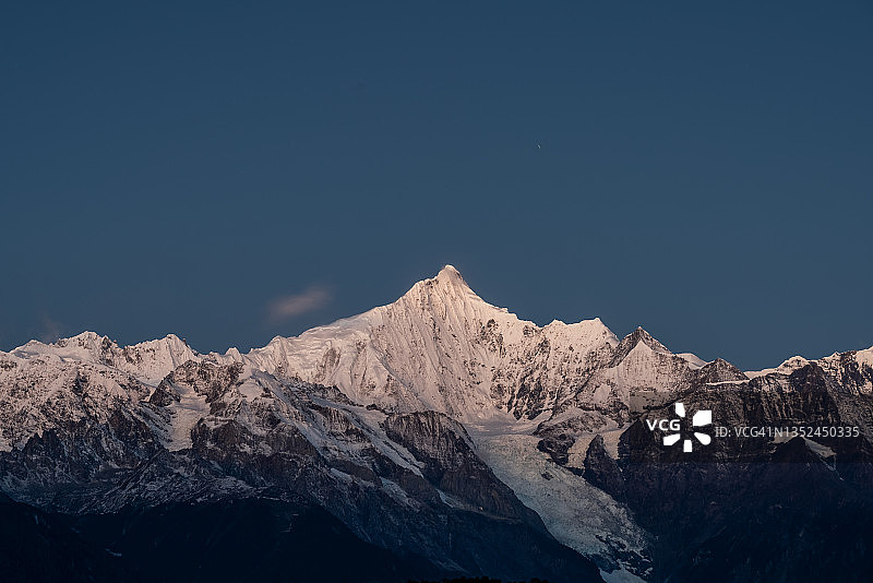 日出时的雪山图片素材