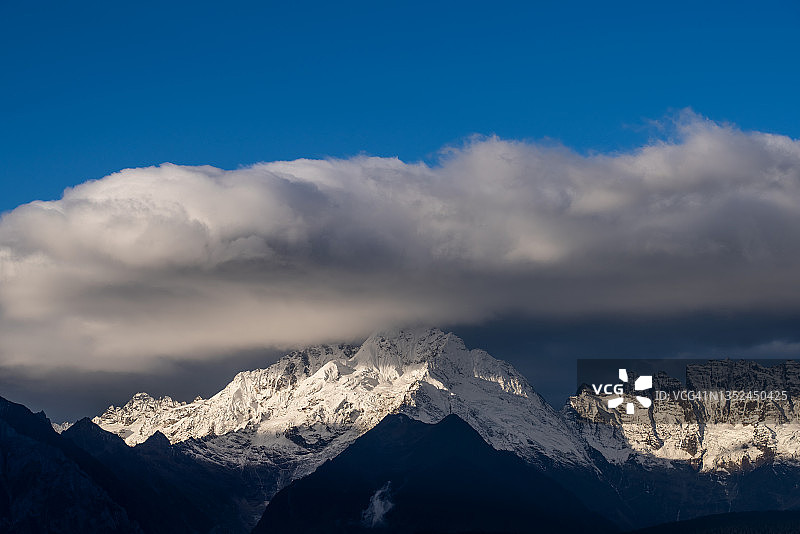 梅里雪山和云图片素材