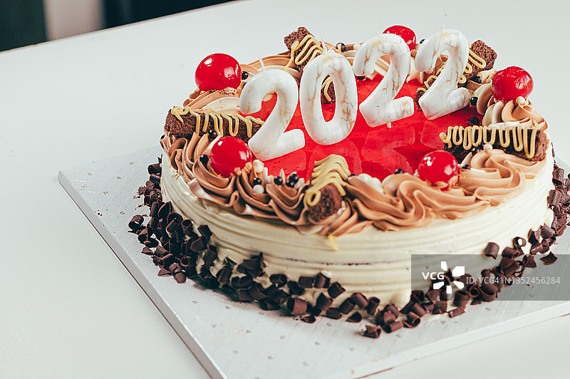 带有2022年蜡烛的新年蛋糕图片素材