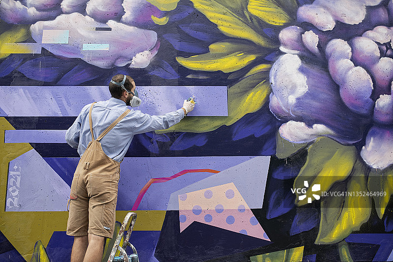 在城市墙壁上绘画的街头艺术家图片素材