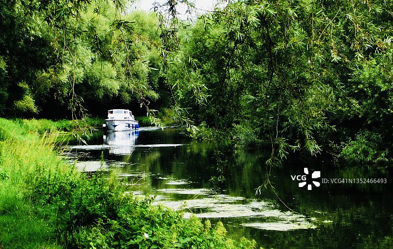 在剑河上划船图片素材