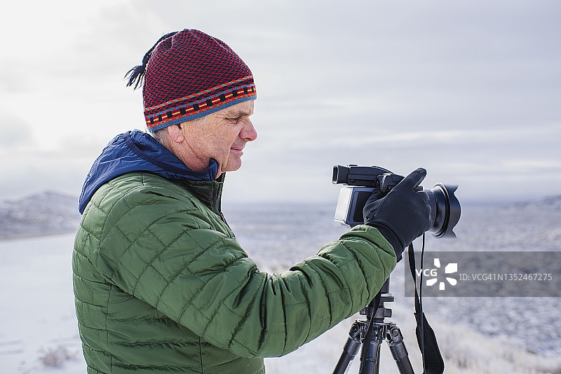 在冬季雪景中工作的摄影师图片素材