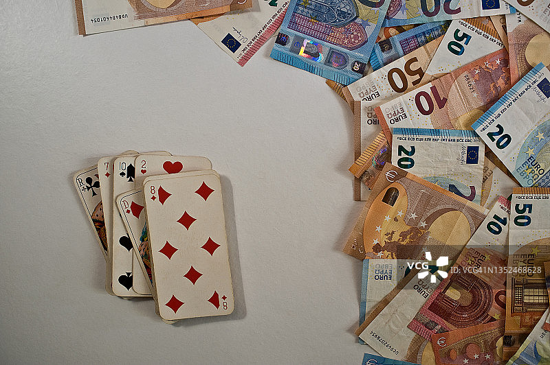 打牌+欧元钞票图片素材