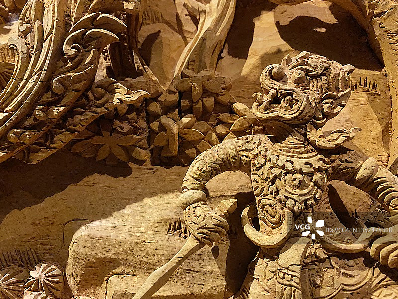 柚木上传统泰国雕刻之美图片素材