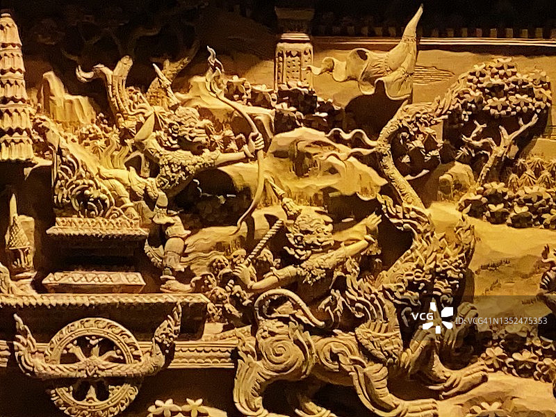 柚木上传统泰国雕刻之美图片素材