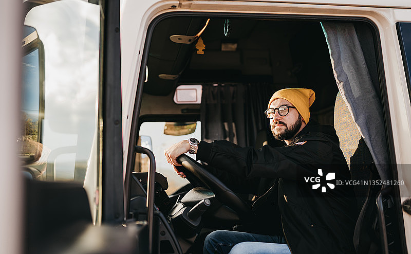 年轻的白人卡车司机肖像图片素材