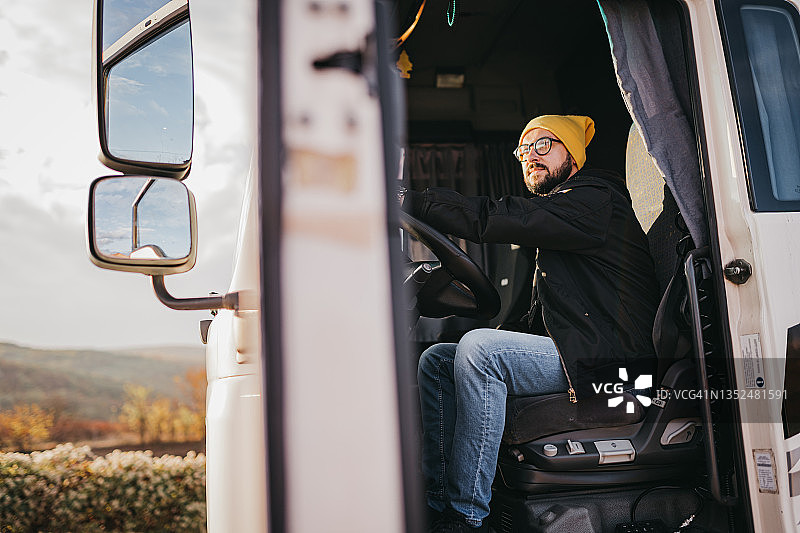 年轻的白人卡车司机肖像图片素材