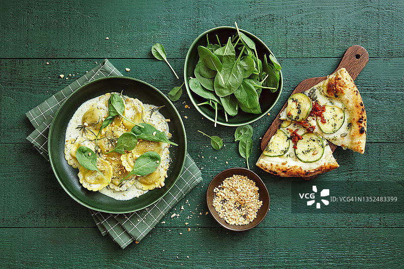 纯素菠菜蘑菇意式饺子图片素材