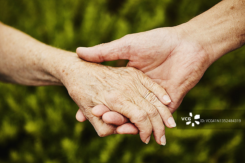 老年夫妇手牵手特写镜头图片素材