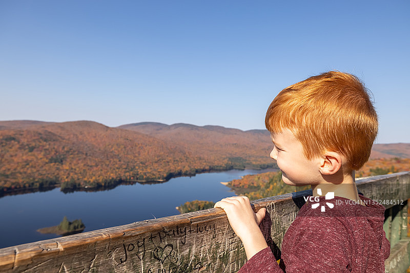 可爱的红发男孩在秋天徒步旅行在蒙特Tremblant国家公园，魁北克，加拿大图片素材