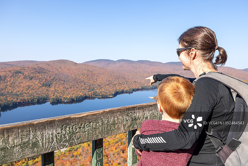 在加拿大魁北克翠湖山国家公园秋季徒步旅行的可爱红发男孩和母亲图片素材
