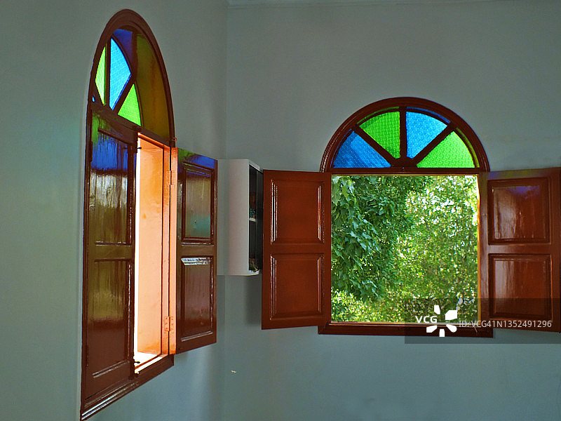 通往花园的窗户图片素材