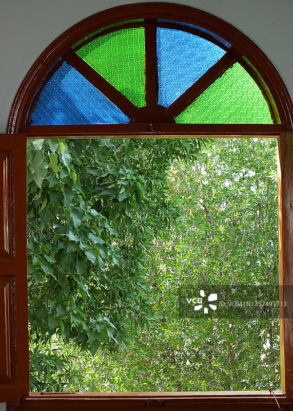 通往花园的窗户图片素材