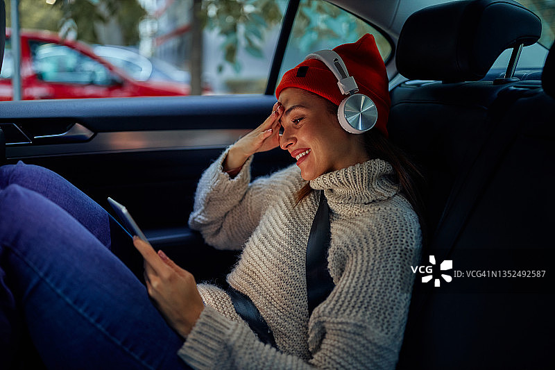 成年女性在旅途中享受音乐图片素材