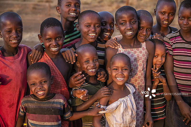 一群快乐的非洲儿童，来自肯尼亚马赛部落图片素材