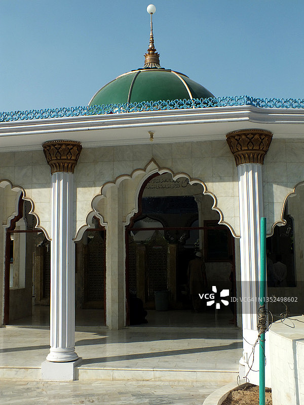 信徒参观苏菲派圣人古拉姆·纳比·沙阿（又名萨曼达里巴巴）的神殿图片素材