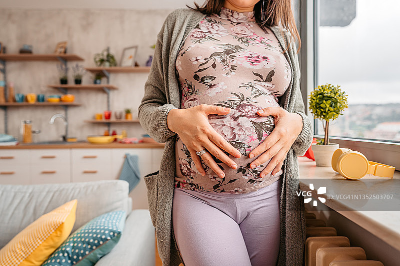 在家享受孕期的女人图片素材