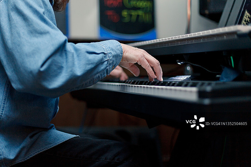 轻抚琴键图片素材