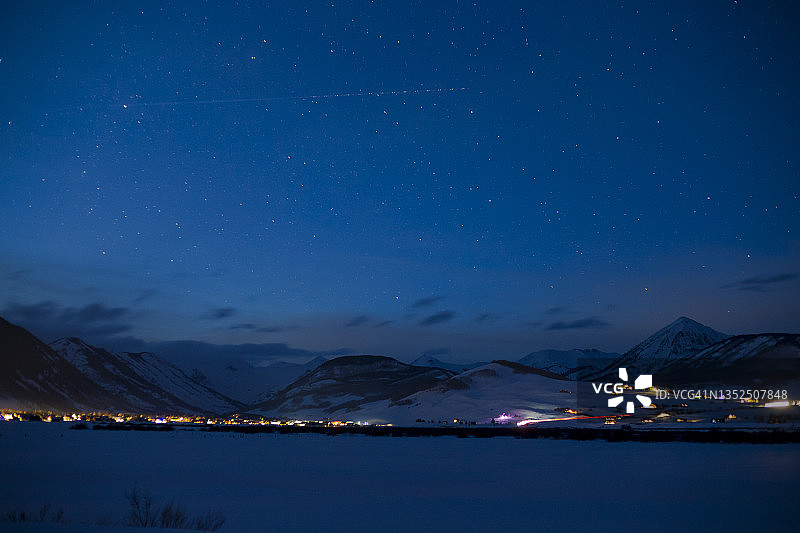 蓝色太空夜空图片素材