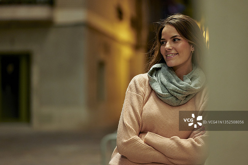 夜晚街道上身穿冬装的女人肖像图片素材