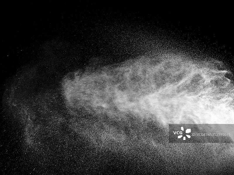 黑色背景下受压水流的水滴图片素材