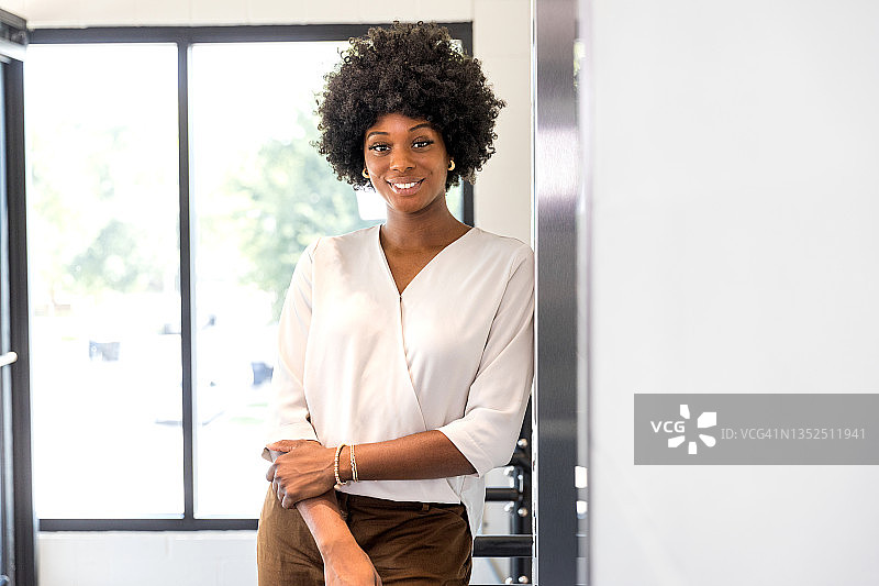 快乐的中年女商人图片素材