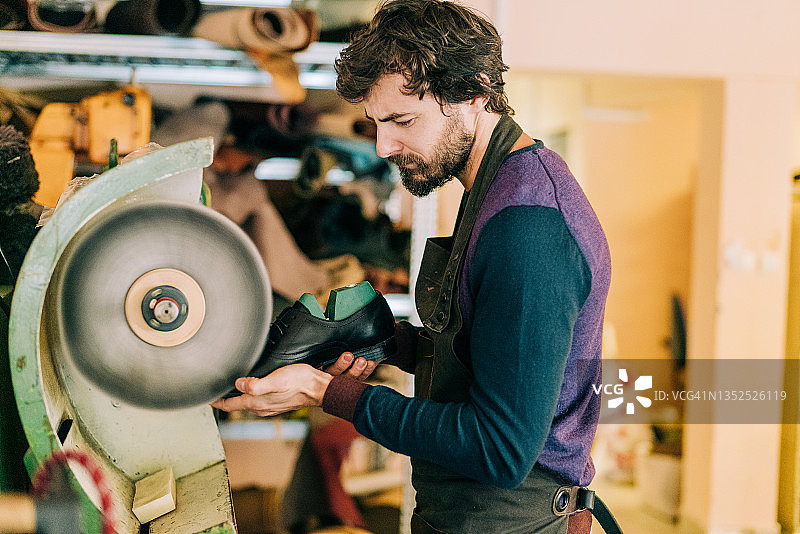 车间里的年轻鞋匠图片素材
