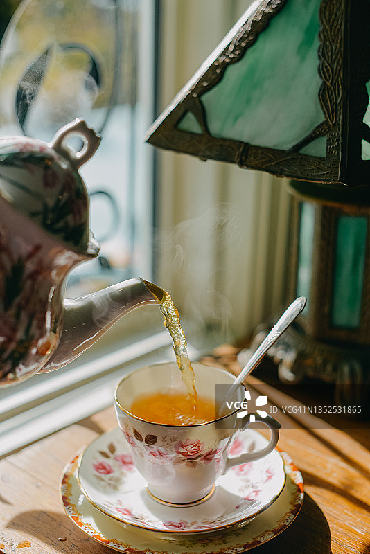 茶水倒入瓷杯中图片素材