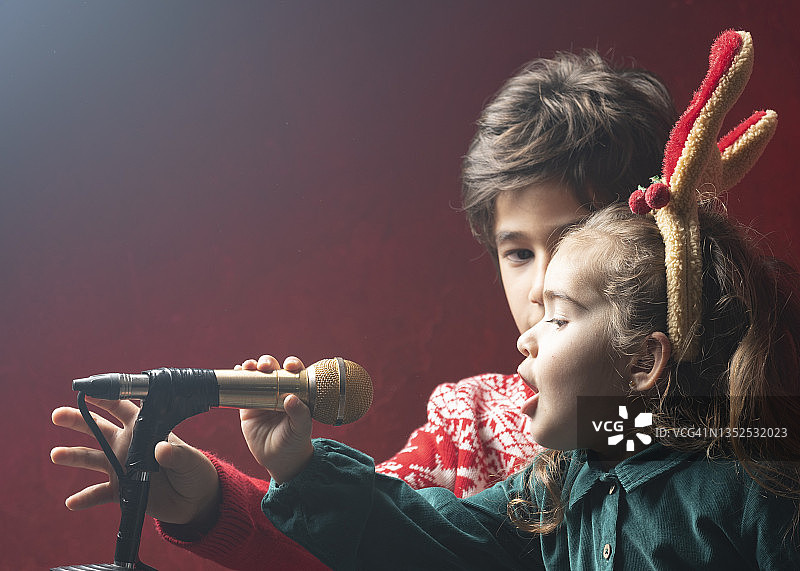 演唱圣诞歌曲的小音乐家照片图片素材