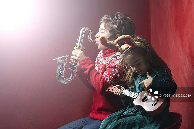 演奏圣诞音乐的小音乐家照片图片素材
