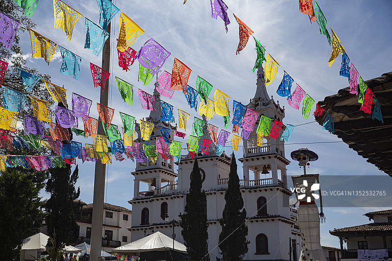 彩色传统旗帜和教堂图片素材