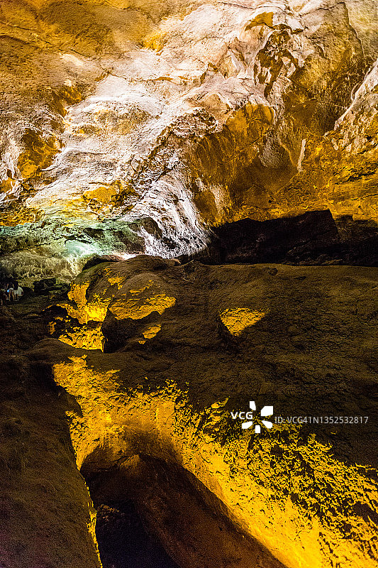 西班牙兰萨罗特岛蓬塔穆赫雷斯附近的绿色洞穴图片素材