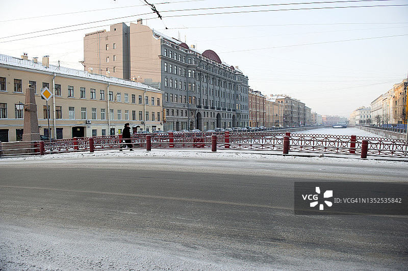 圣彼得堡莫伊卡河畔，女子在人行道上行走图片素材