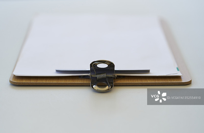 带铝夹弹簧的方形木制写字板（通常称为剪贴板）图片素材