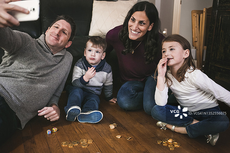 父亲在光明节与家人自拍图片素材