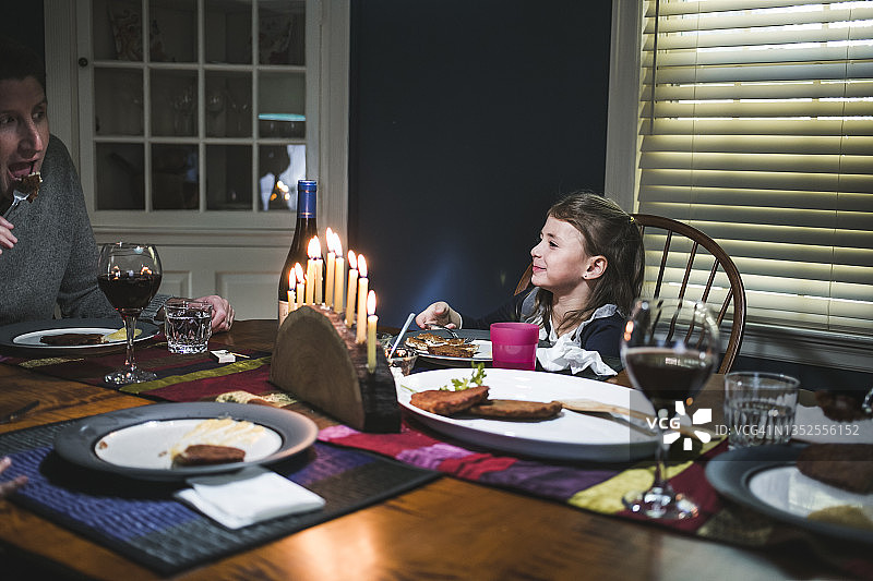 父女享用光明节晚餐图片素材